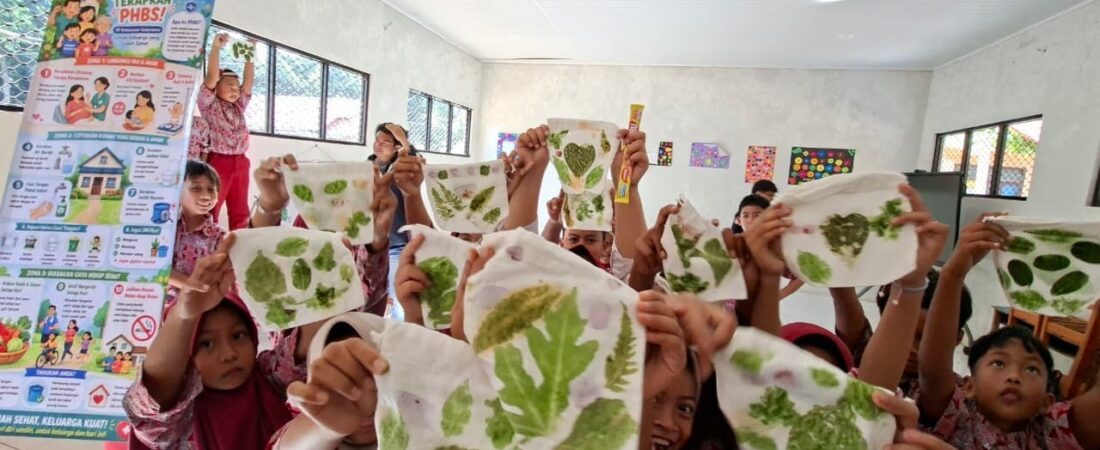 DAUN BERCERITA, Cara Kreatif Mahasiswa IPB Kenalkan PHBS dan Dedaunan Lokal lewat Ecoprint