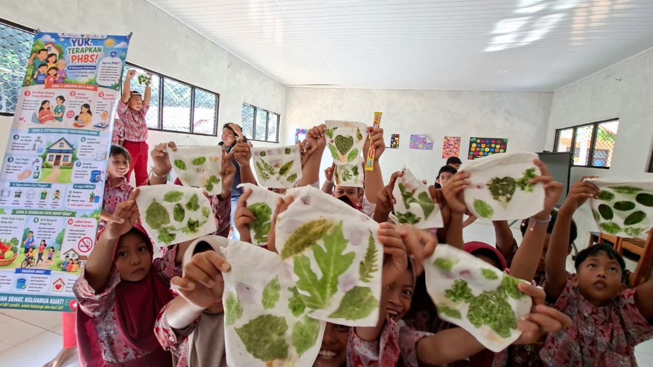 DAUN BERCERITA, Cara Kreatif Mahasiswa IPB Kenalkan PHBS dan Dedaunan Lokal lewat Ecoprint